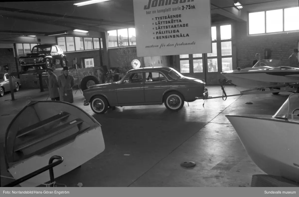 Båtutställning på Bilbolaget i Nacksta. En Volvo Amazon med en sportbåt på en trailer.