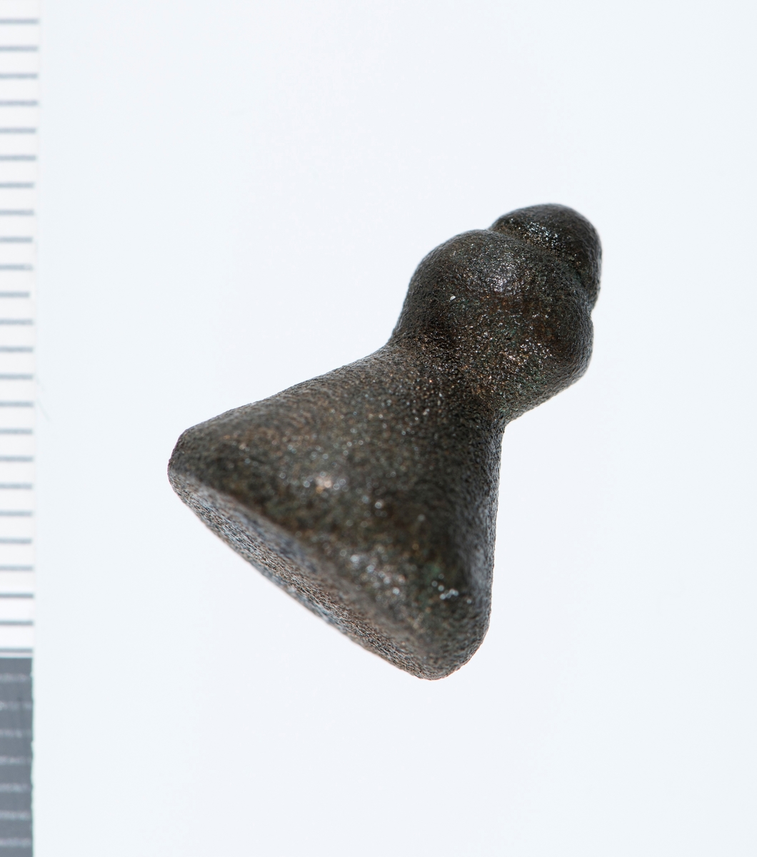 Underside: Svakt synlig innrisset gotisk minuskel h  og hammermotiv.