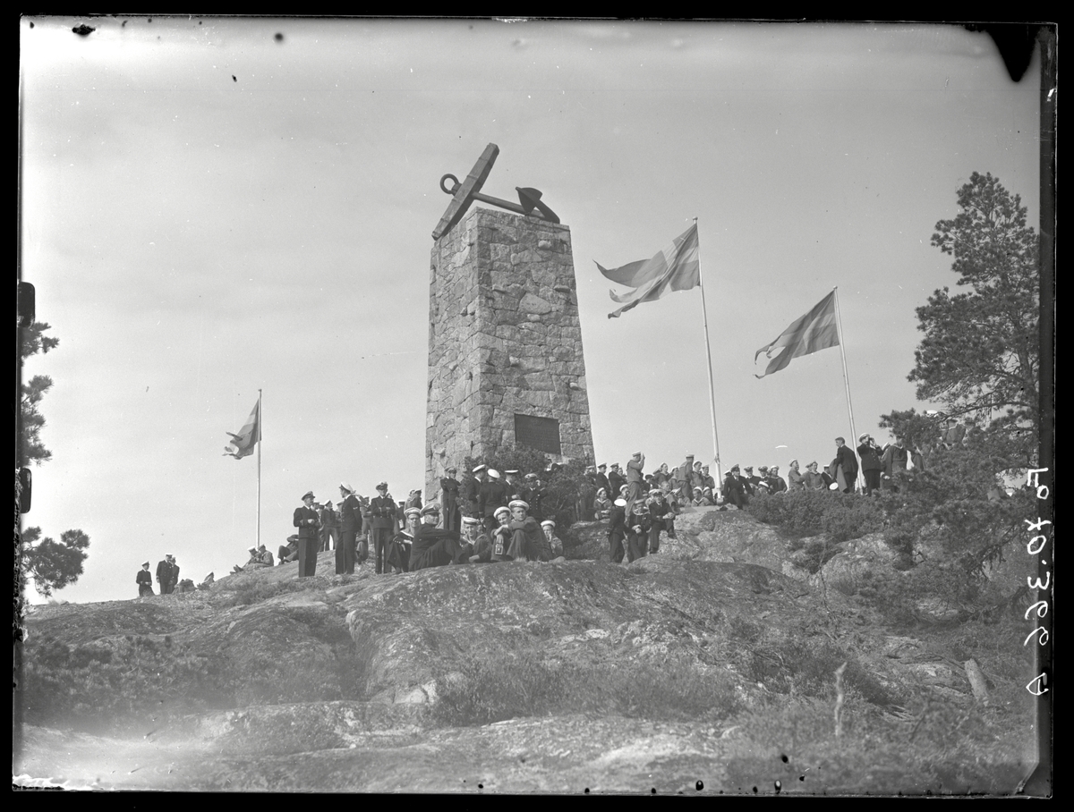 Högtid vid Älvsnabben-monumentet.