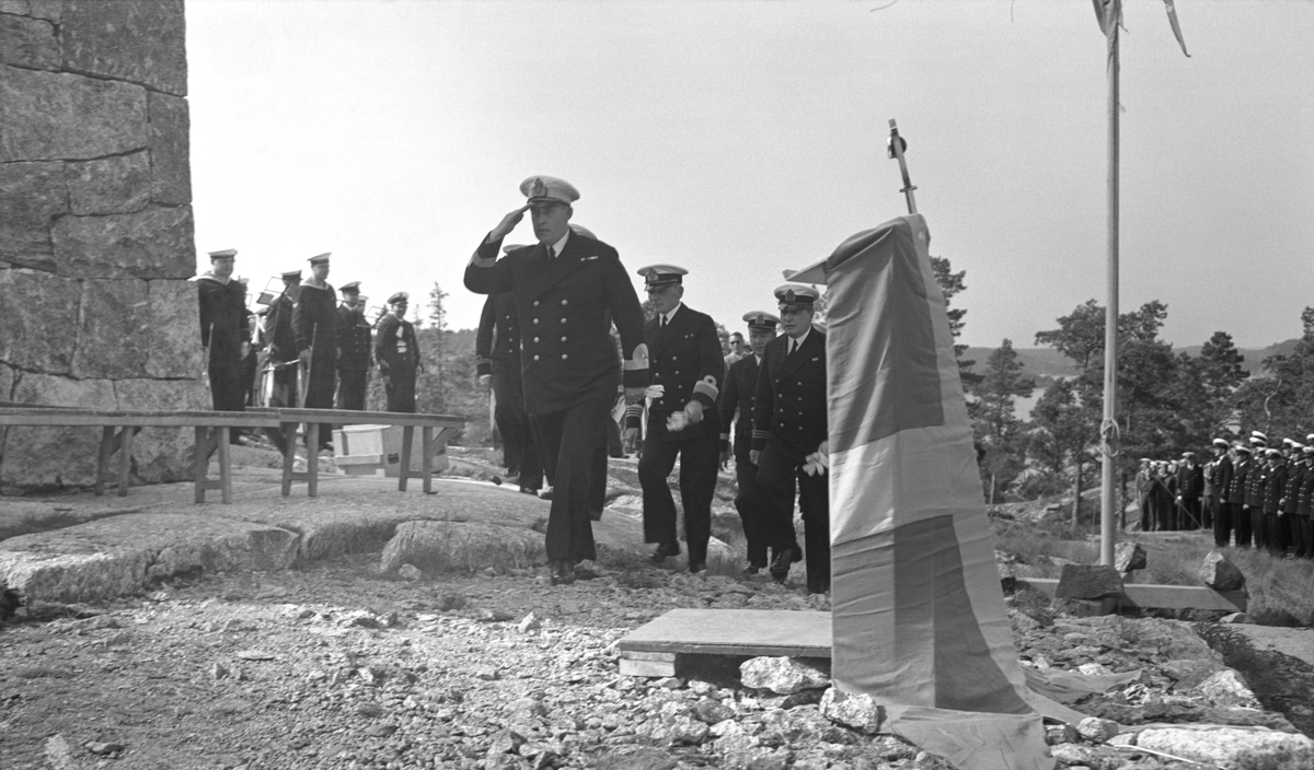 Konteramiral Fabian Tamm och andra officerare vid Älvsnabben-monumentet.