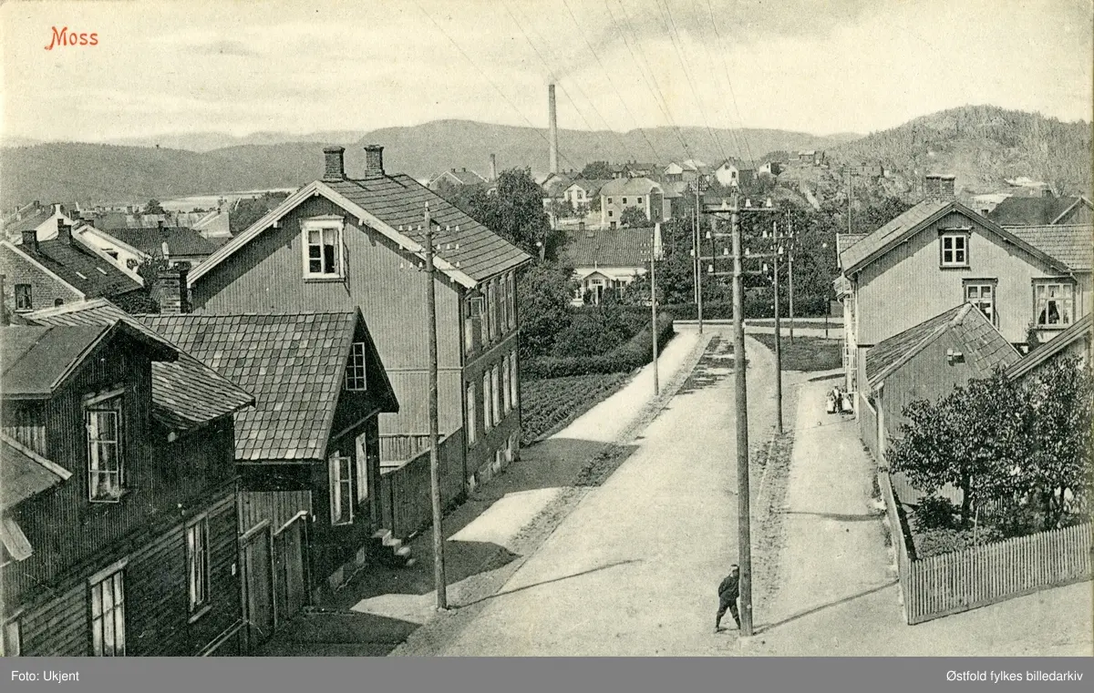 Gateparti fra Moss. Eidsvolls gate før 1920.  Postkort.