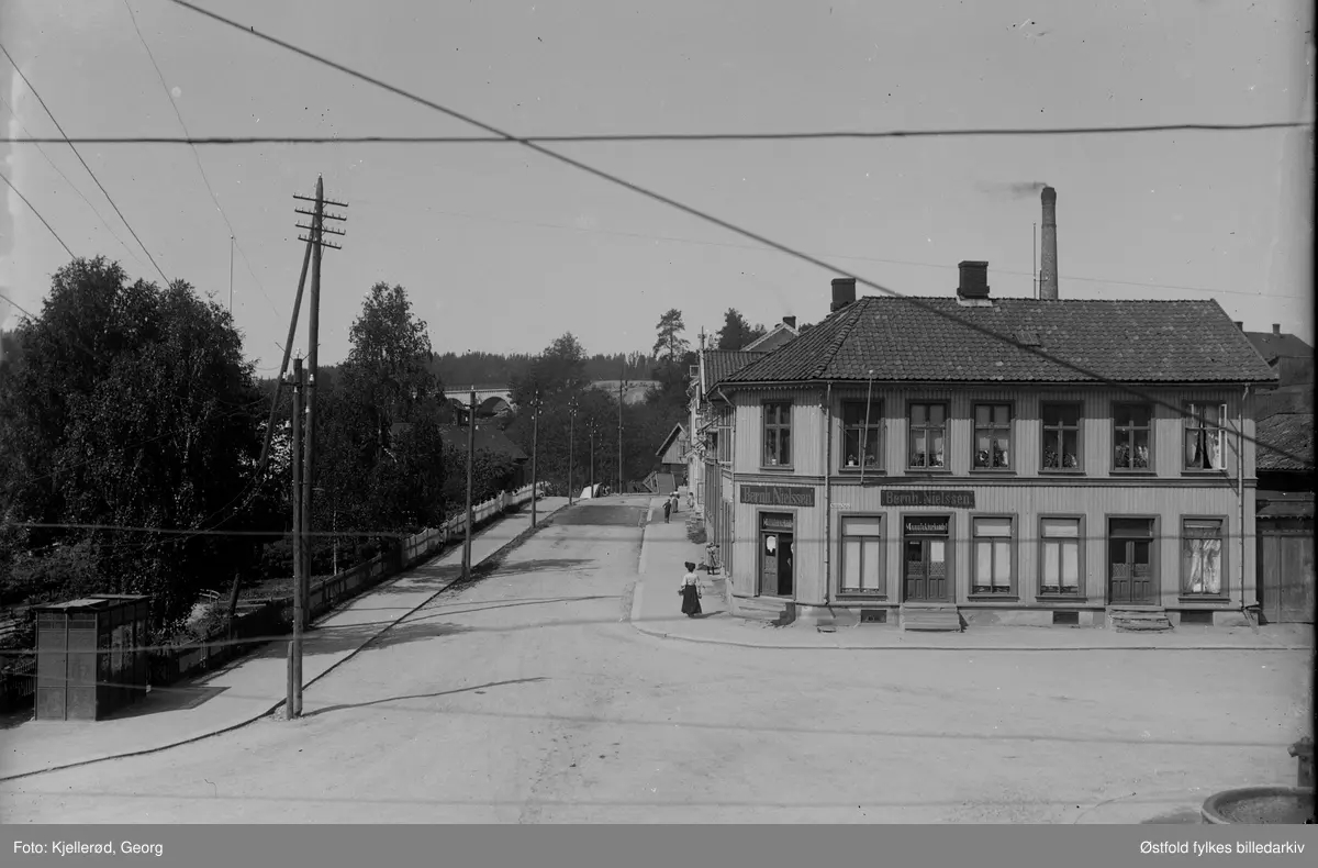 Gateparti fra Hønefoss, nordre Torv. Bernh. Nilssens Manufakturhandel.