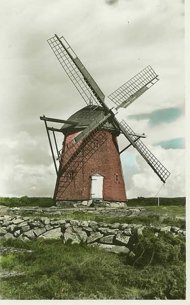 Exteriörbild. Kvarnen i Bäck. Väderkvarn med stenmur i förgrunden.Text vykortets baksida: "Åskloster. Kvarnen i Bäck." , "Ensamrätt & foto: O. Lilljeqvist Konstförlag, Dals Långed." , "Handkolorerat foto nr M 374. "Text fotokopians baksida: "250 st vykort enl. mall. Text enligt nedan. Blankt med vit kant", "Detta fotografi, n:r M374 får, vid laga påföljd, icke utan särskilt tillstånd reproduceras. O. LILLJEQVIST KONSTFÖRLAG DALS LÅNGED", "Text: Åskloster. Kvarnen i Bäck."
Numreringen är AB Flygtrafiks med prefixet FF. Samtliga versioner, såsom neg, fotokopior, vykort etc, i AB Flygtrafiks bildsamling har alltid samma reg.nummer.