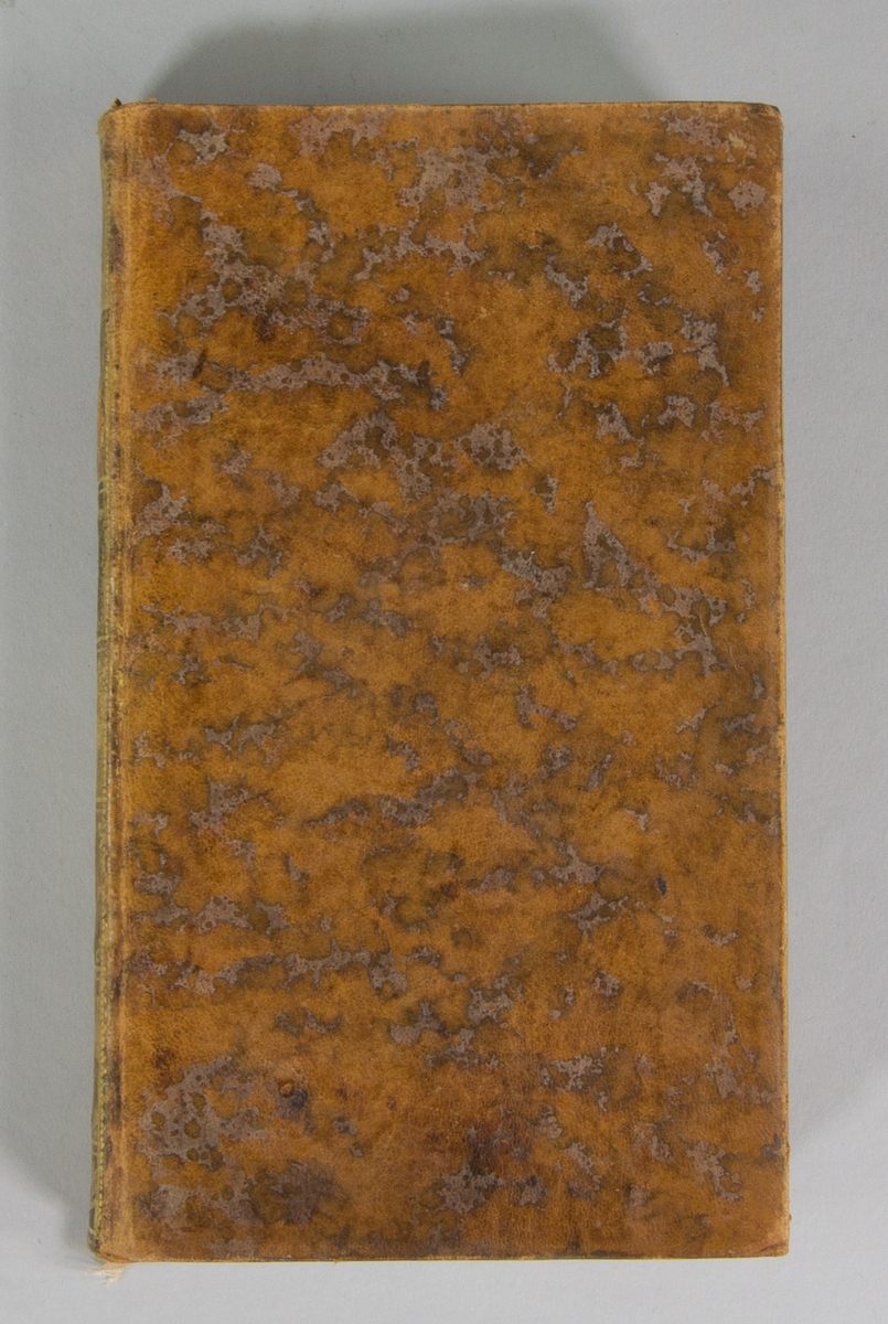 Bok, helfranskt band: "Memoires geographiques, physiques et historiques", vol. II, skriven av Jacques-Philibert Rousselot de Surgy och tryckt av bokhandlare Durand Neveu i Paris 1767. 

Bandet med blindpressad och guldornerad rygg, ett rött titelfält med blindpressad och titel. Pärmen klädd i marmorerat kalvskinn. Pärmarnas sidor förgyllda. Med svarta marmorerade snitt och marmorerade försättsblad. Med rosa bokmärke av siden. Signerad "U Celsing Tom 4" på smutsbladet.