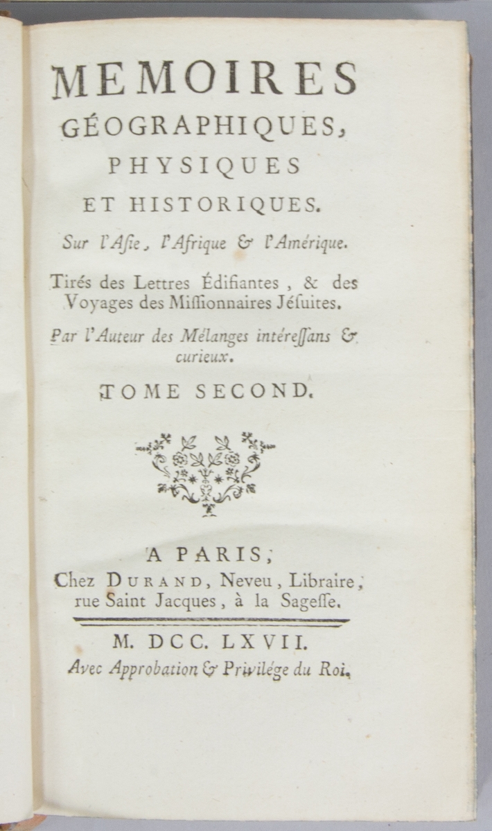 Bok, helfranskt band: "Memoires geographiques, physiques et historiques", vol. II, skriven av Jacques-Philibert Rousselot de Surgy och tryckt av bokhandlare Durand Neveu i Paris 1767. 

Bandet med blindpressad och guldornerad rygg, ett rött titelfält med blindpressad och titel. Pärmen klädd i marmorerat kalvskinn. Pärmarnas sidor förgyllda. Med svarta marmorerade snitt och marmorerade försättsblad. Med rosa bokmärke av siden. Signerad "U Celsing Tom 4" på smutsbladet.