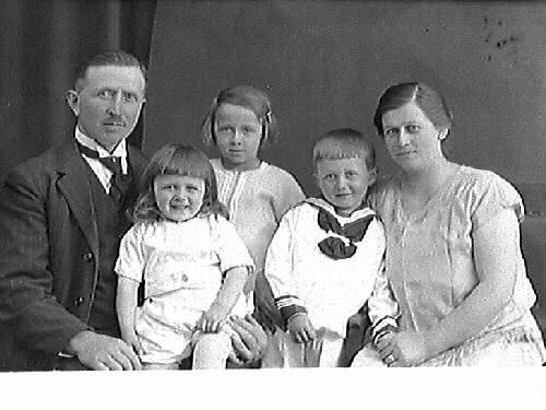 Familjebild. A. Eliasson med familj. bild 1 och 2: Föräldrapar och tre barn, Bid 3 och 4: barnporträtt.