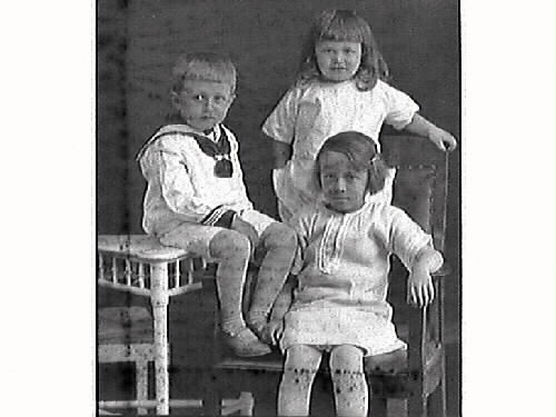 Familjebild. A. Eliasson med familj. bild 1 och 2: Föräldrapar och tre barn, Bid 3 och 4: barnporträtt.