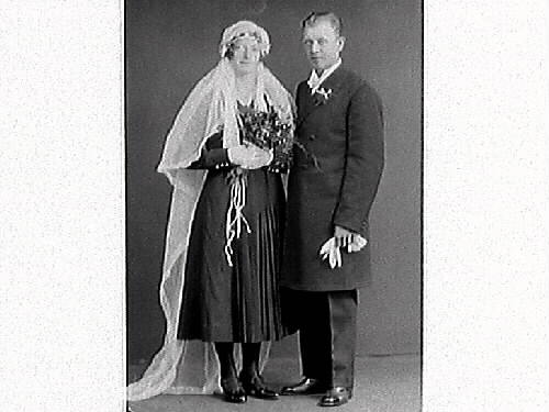 Brudparet Gunnar Bengtsson med fru från Ås, helfigur och bröstbild.