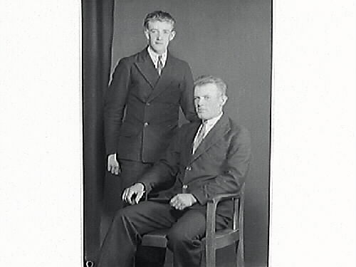 Ateljéfoto av två män. Johan Gustafsson i Åskloster beställde bilderna och är troligen en av männen.