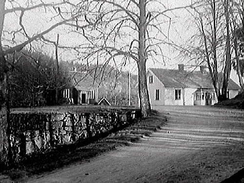 Vägen vid gamla Åsbro över Viskan och gården som ligger vid bron.