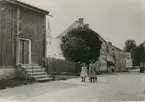 Drottninggatan sedd från väster 1910-talet. Från vänster Melcherssonska huset;
