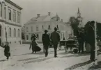 Torget 1910-talet. Till vänster stadshotellet till höger Carl Johanssons gård byggd under sista delen av 1800-talet.