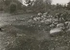 Tratten, ett röse i Bergdala, under undersökningen. Lägg märke till skrevan i berget, vari kollager funnits.