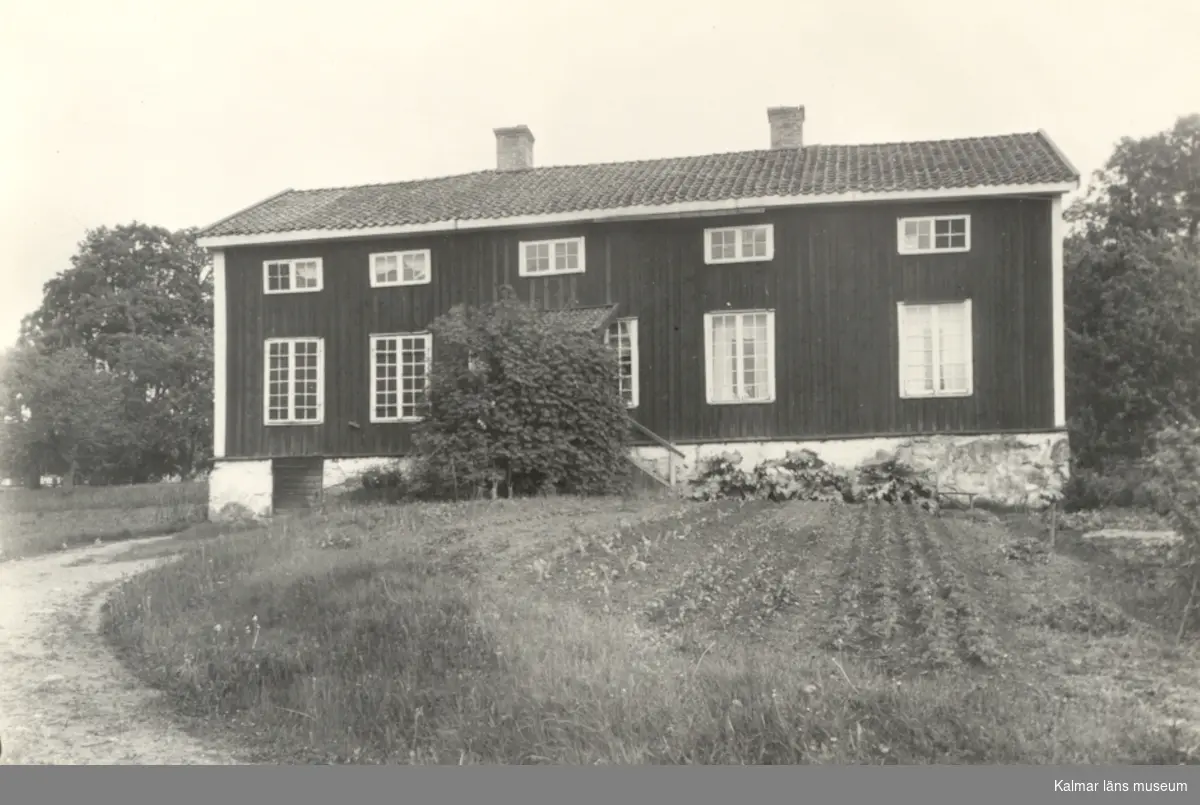 Baksidan på påbyggd parstuga. De låga fönstren på andra våningen tyder på att denna är sekundär; att stugan ursprungligen varit envånings. Huset har tidigare fungerat som gästgiveri.