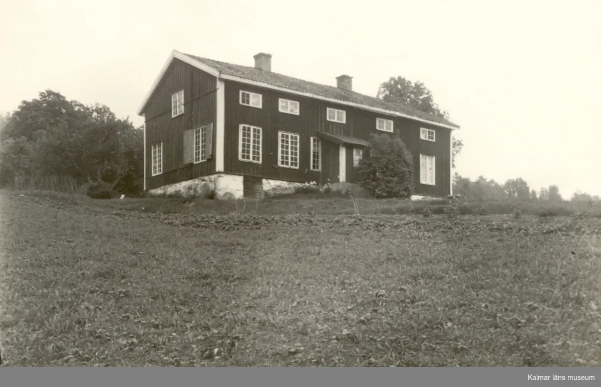 Påbyggd parstuga. De låga fönstren på andra våningen tyder på att denna är sekundär; att stugan ursprungligen varit envånings. Huset har tidigare fungerat som gästgiveri.