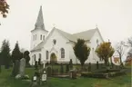 Dalhems kyrka med kyrkogården i förgrunden. Foto från renoveringen 1993.