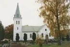 Dalhems kyrka, med kyrkogården i förgrunden. Foto från renoveringen 1993.