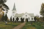 Dalhems kyrka, kyrkogården i förgrunden. Foto från renoveringen 1993.