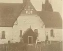 Dalhems gamla kyrka. 1874  före rivningen. Sydsidan med vapenhuset. Mellankyrkans gavel med blinderingar. Till vänster Fagradalskyrkan som är en del av kyrkan. Till höger koret. I bakgrunden till höger klockstapeln.