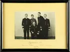 Grupporträtt. Elever och lärare vid flygläkarekurs 1937. Fem militärer. Inramat foto.
Elever: Ekman, Fritsch, Kjellner, Sundgren. Lärare: Einar Westerberg.