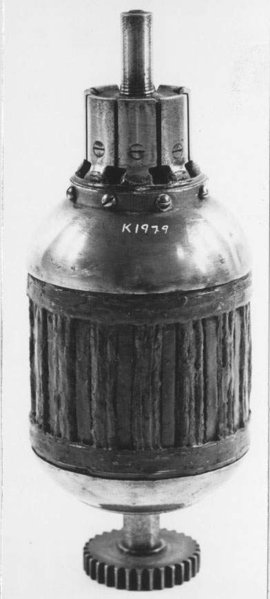 Rotor till elektrisk motor av koppar, stål och mässing. Har tillhört pansarbåten Thordön, byggd på Motala verkstad 1866. Rotorn är cylindrisk och lindad med axiellt liggande koppartråd, utgående till 8 st. lameller av järn på induktorn. Lindningarna är isolerade från varandra med träplattor samt på båda ändarna försedda med skyddsplåtar av mässing. Genomgående genom rotorns centrum finns en axel av stål, vars ena ände är försedd med kugghjul för drivande av pump e. d.