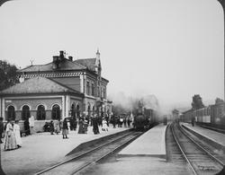 Hokksund stasjon med stasjonsbygningen til venstre i motivet