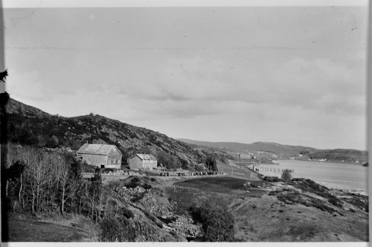 Folk i 17. mai-tog ved Stranda ca. 1945