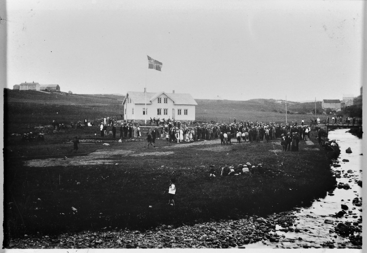 Idrettsstevne ved Brekka gård i Botngård ca. 1930