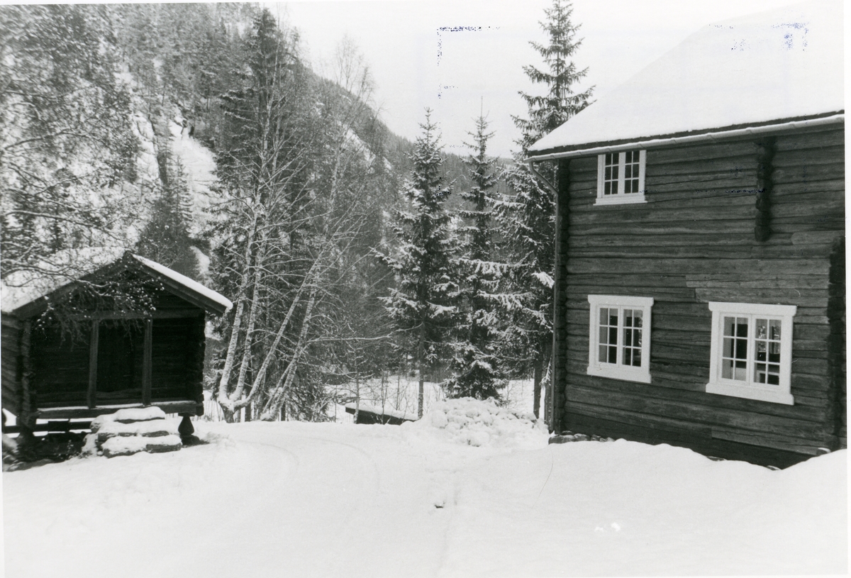4 foto med motiv fra Bagn Bygdesamling. Bildene viser vegen opp mot administrasjons-og utstillingsbygningen. På flere av bildene sees "Gammaldassen" og bygningen i to etasjer er Islandsmobygningen.