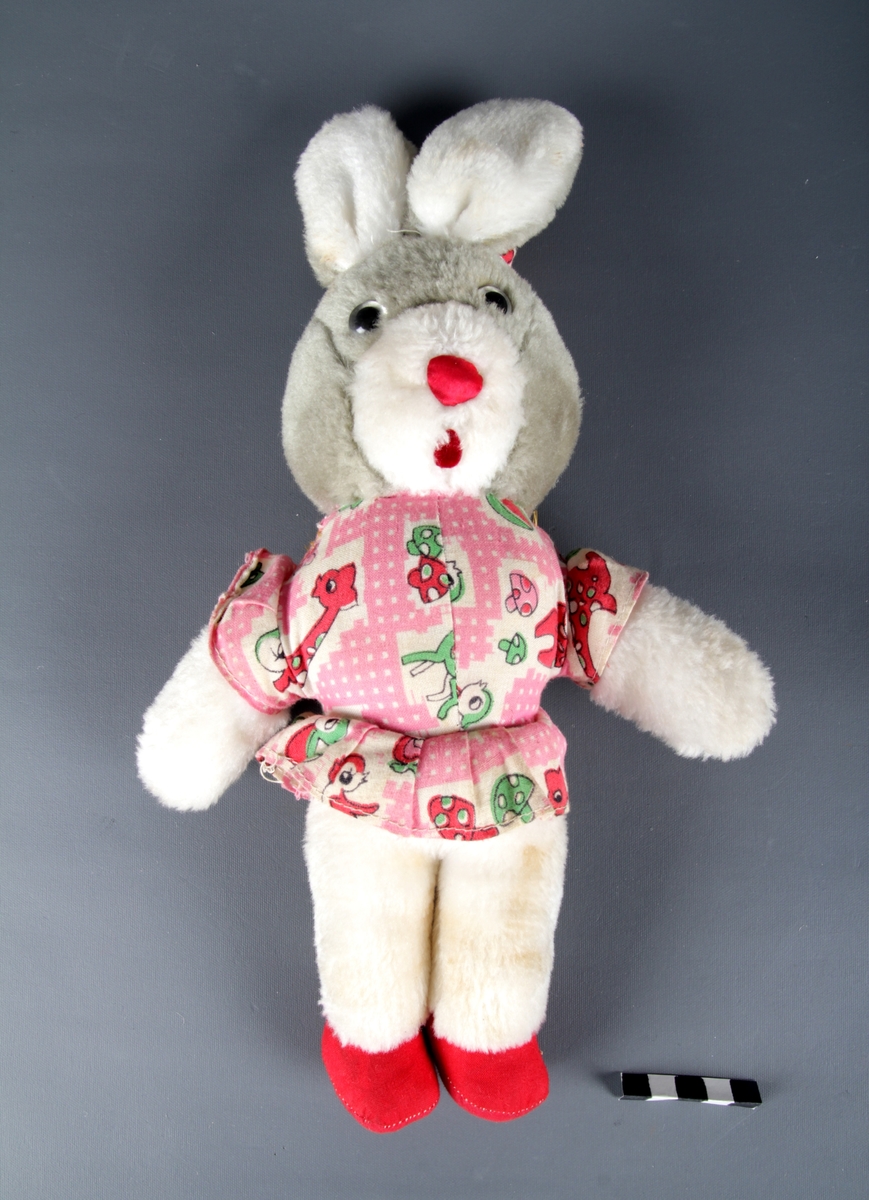 Vattfyll, kanin med fast kjole og spiss hatt.