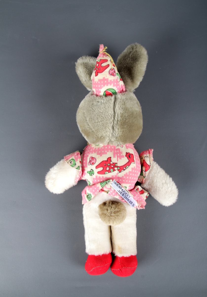 Vattfyll, kanin med fast kjole og spiss hatt.