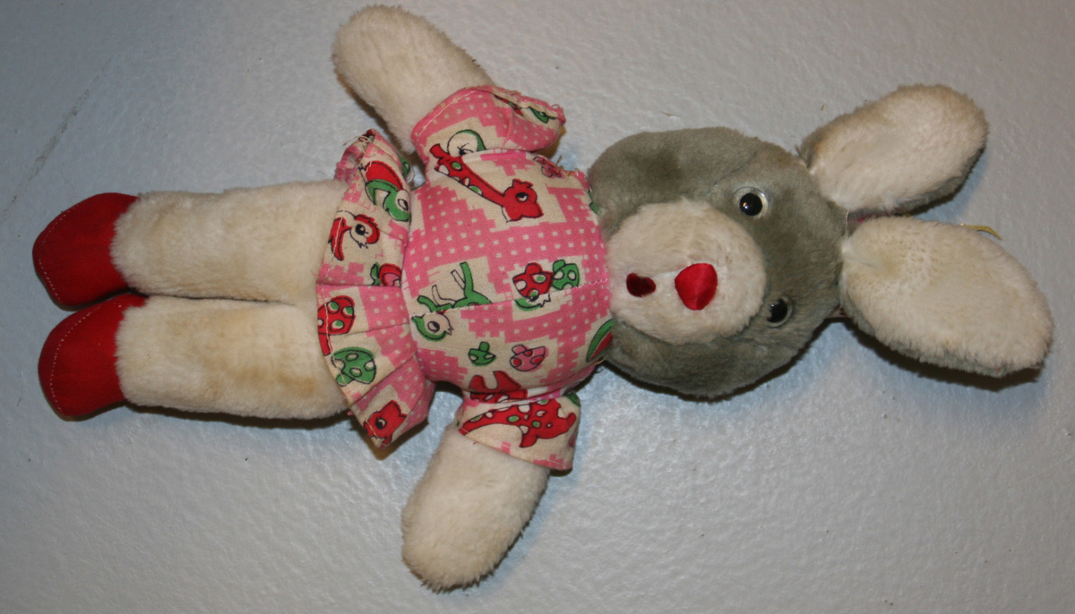 Vattfyll, kanin med fast kjole og spiss hatt.