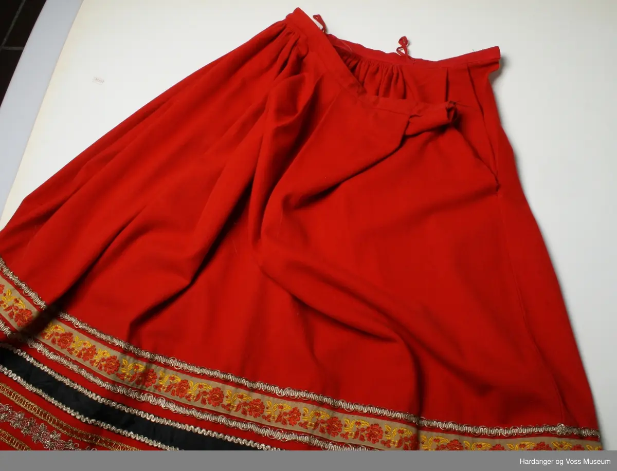 Form: Rukkestakk, rukker bak, 4 folder i kvar side, 4-6 cm djupe, slett framme
