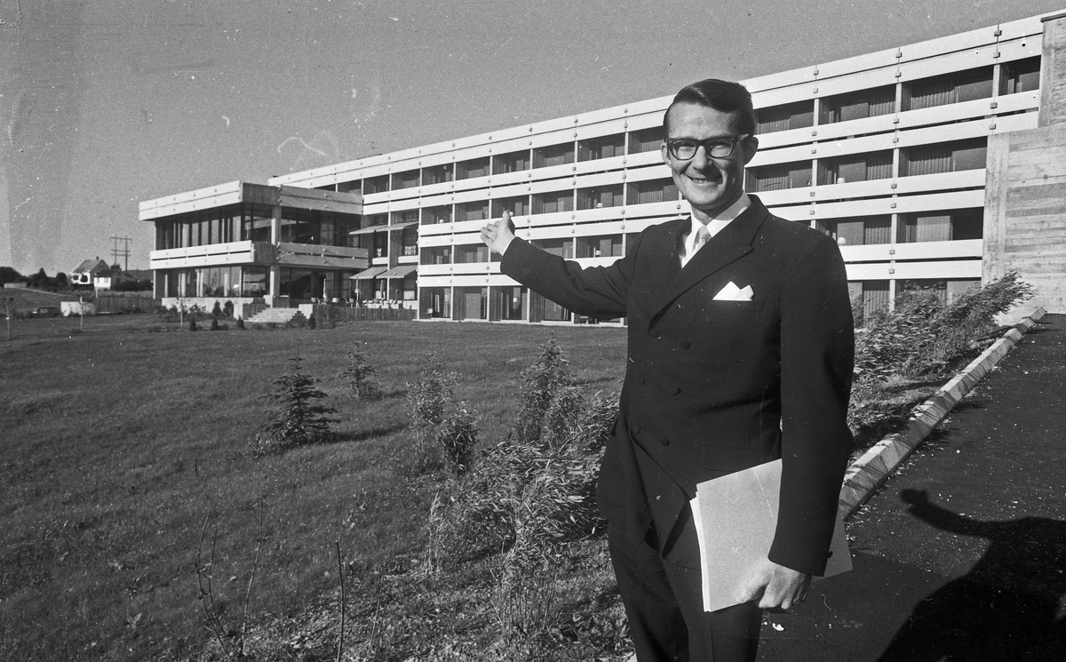 Touring Motor Hotell, innvielse av baren. Utsikt fra baren til hotellbasenget.