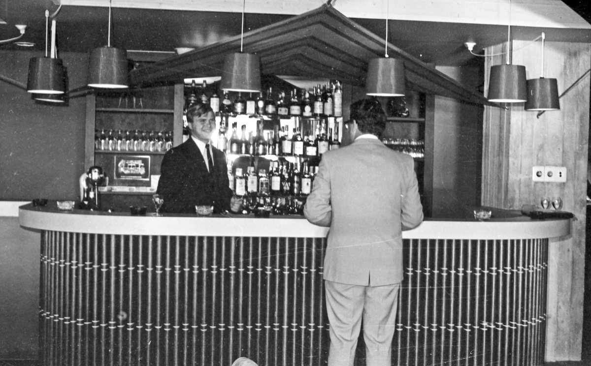 Touring Motor Hotell, innvielse av baren. Utsikt fra baren til hotellbasenget.