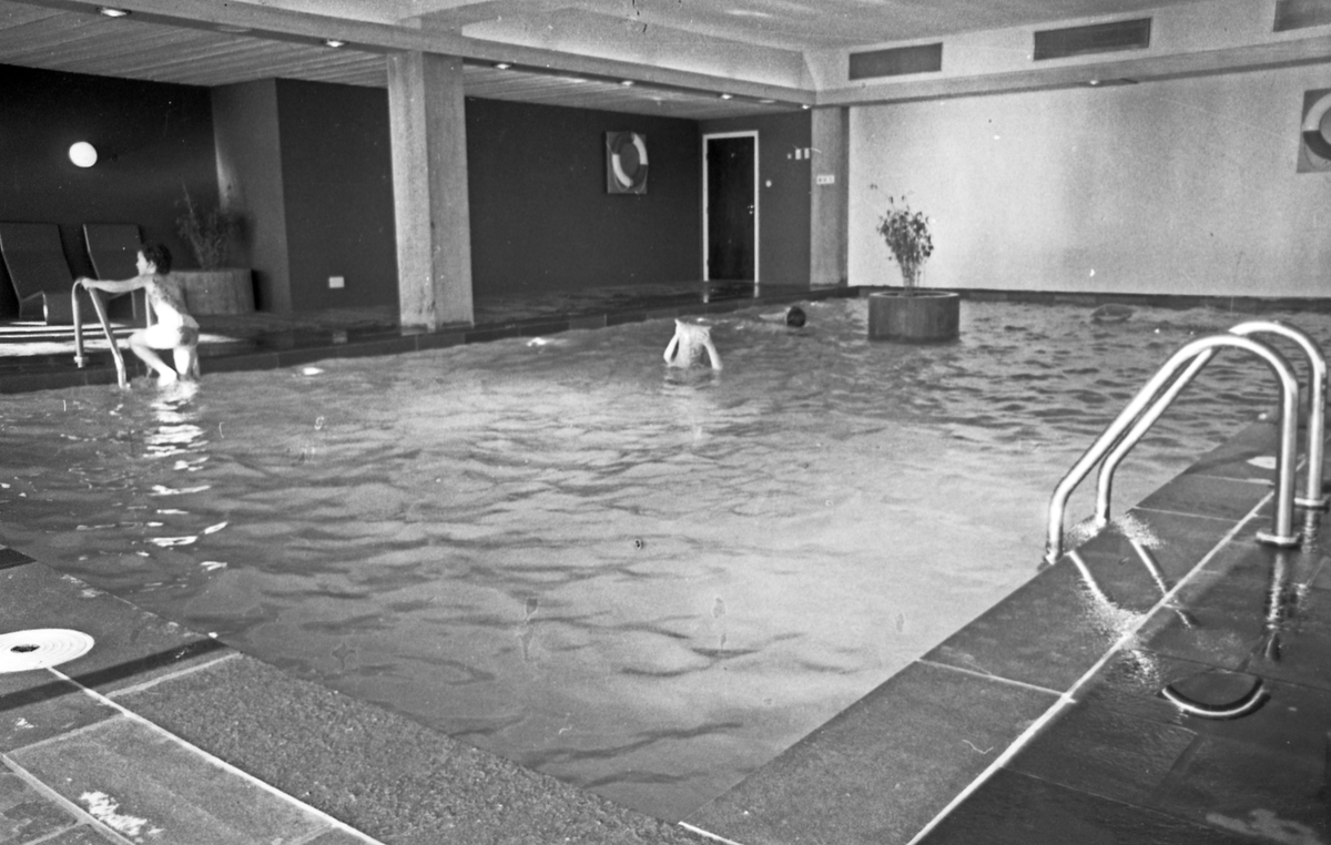 Touring Motor Hotell, innvielse av baren. Utsikt fra baren til hotellbasenget.