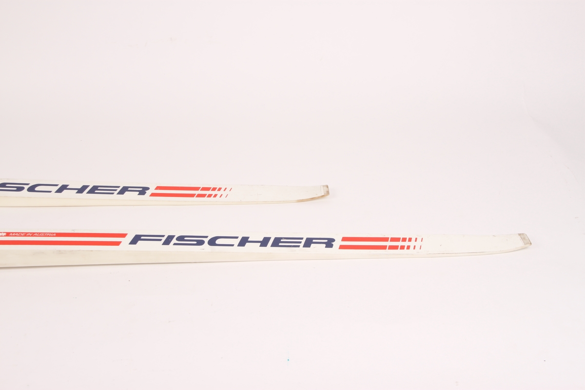 Fischer racing-ski med Salomon-binding SNS profil. På den ene siden av begge skiene er det merket av tre streker og tallet 4 med tusj.