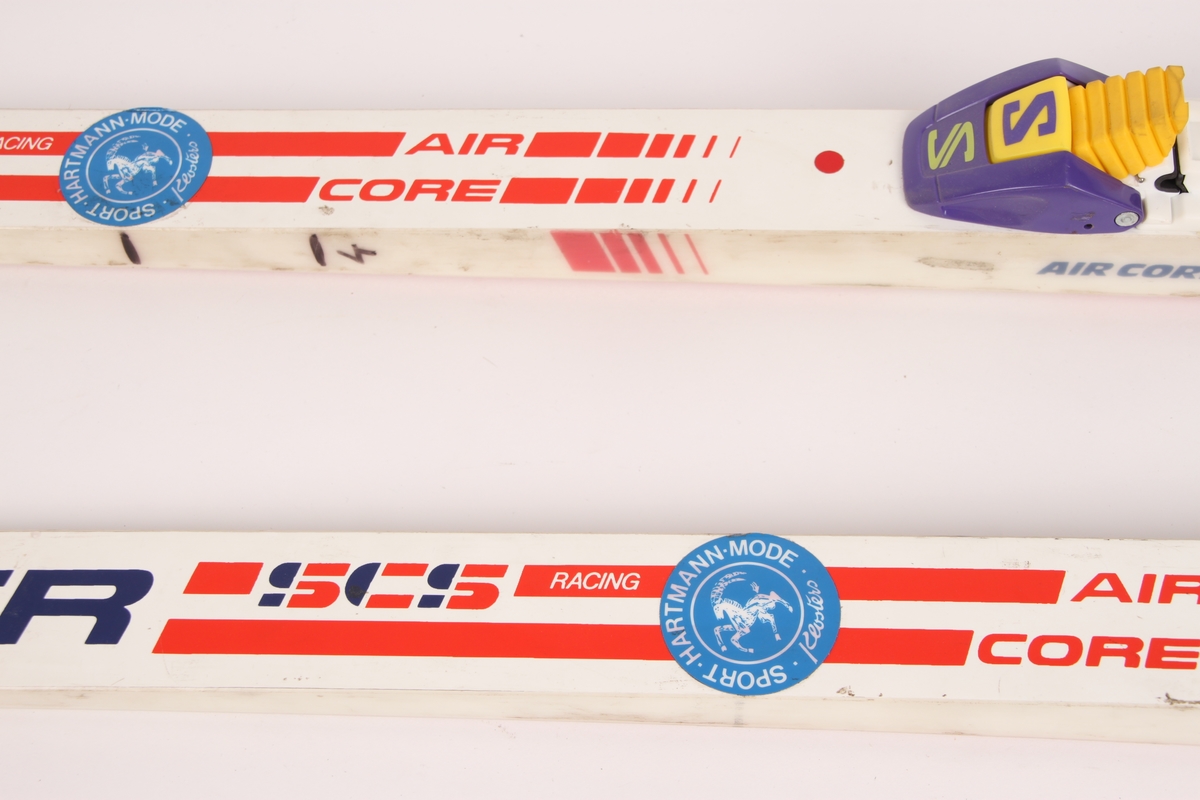 Fischer racing-ski med Salomon-binding SNS profil. På den ene siden av begge skiene er det merket av tre streker og tallet 4 med tusj.