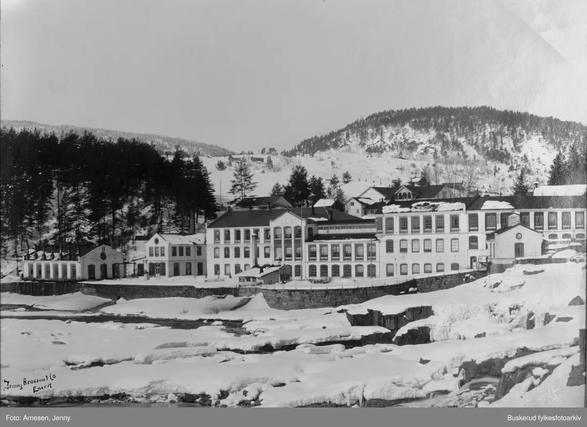 Kongsberg Våpenfabrikk
tidligere norsk statlig industribedrift, grunnlagt 1814 for å fremstille håndvåpen til Hæren og for å avhjelpe arbeidsløsheten etter mange feilslåtte år for Kongsberg Sølvverk.  Fra 1895 serieproduksjon av Krag-Jørgensen-geværet