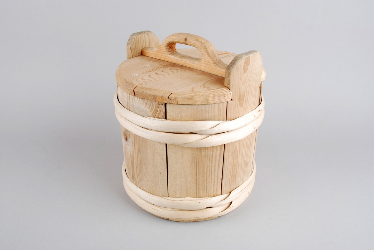 Lagga kar med lokk med hank. Karet består av 8 stavar der to av dei har oppståande øyrer, med hol for låsepinne i det eine, der det og er dekor på toppen. Doble vidjeband oppe og nede. Sirkelrundt lokk med utsparingar for øyrene. Handtak på toppen, laga av eit stykke. Låsepinne for lokket til å sette gjenom holet i øyret og inn i eit utbora hol i kanten på lokket. Pinnen er spiss i eine enden og flat i andre, dekor på flat ende.