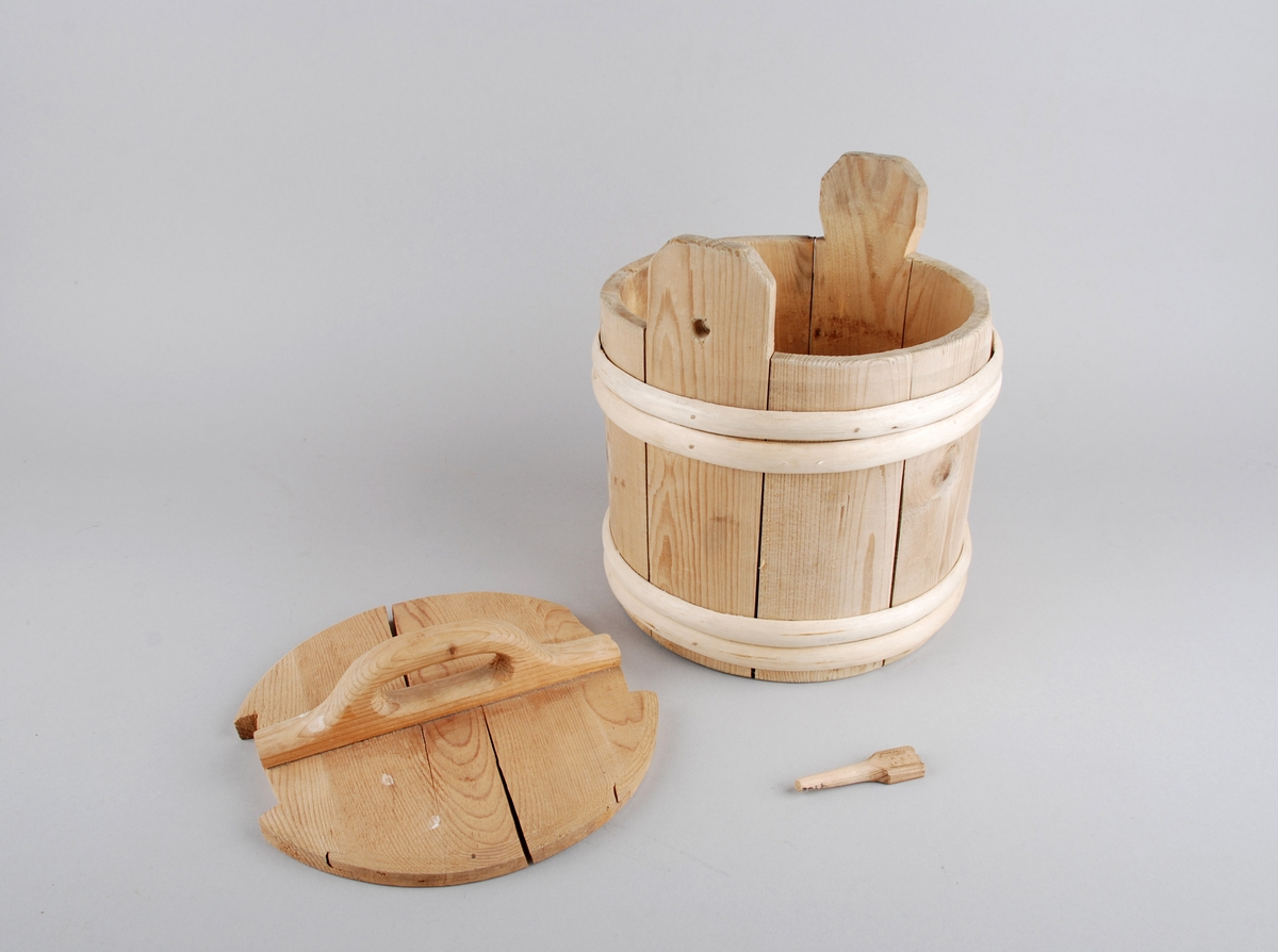 Lagga kar med lokk med hank. Karet består av 8 stavar der to av dei har oppståande øyrer, med hol for låsepinne i det eine, der det og er dekor på toppen. Doble vidjeband oppe og nede. Sirkelrundt lokk med utsparingar for øyrene. Handtak på toppen, laga av eit stykke. Låsepinne for lokket til å sette gjenom holet i øyret og inn i eit utbora hol i kanten på lokket. Pinnen er spiss i eine enden og flat i andre, dekor på flat ende.