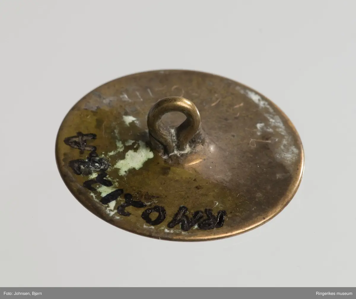 B: blomst med 7 kronblad, sirkel og bølget bord ytterst (C-er) 
C: A i en sirkel, bølget bord ytterst, stiliserte blad.
D: blomst med 6 kronblad , over lagt et sekskantet rektangel.
E: Samme motiv som D, men mindre format og fem kronblad.