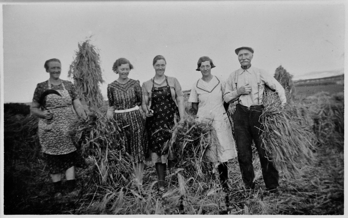 Personer i arbeid med kornhøsting ca. 1930