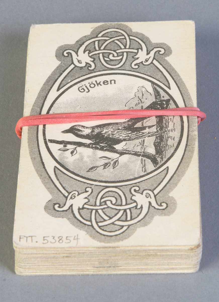 En kortstokk med 21 kort. 13 av kortene er nummerert fra 0 til 12. De åtte andre kortene har bilde og tekst av henholdsvis gjøken, uglen, dragonen, huset, hesten, narren, katten og potten.
På baksiden er det et rutemønster med prikker i.
