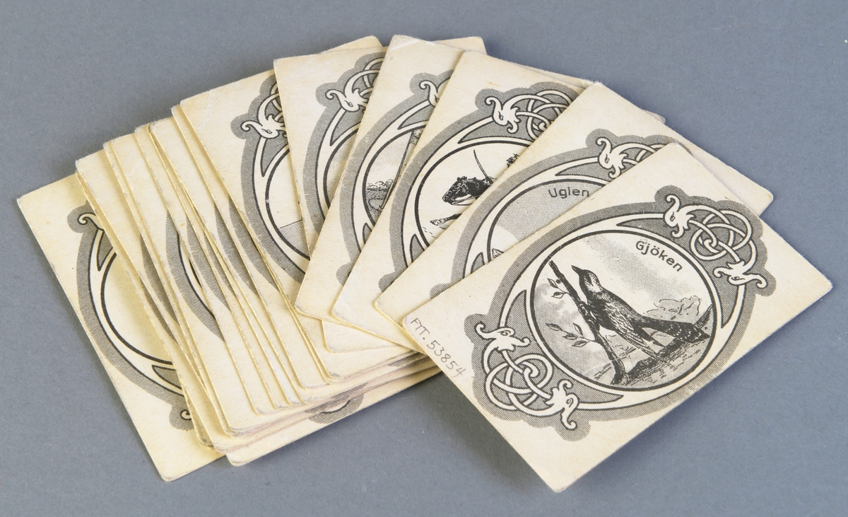 En kortstokk med 21 kort. 13 av kortene er nummerert fra 0 til 12. De åtte andre kortene har bilde og tekst av henholdsvis gjøken, uglen, dragonen, huset, hesten, narren, katten og potten.
På baksiden er det et rutemønster med prikker i.