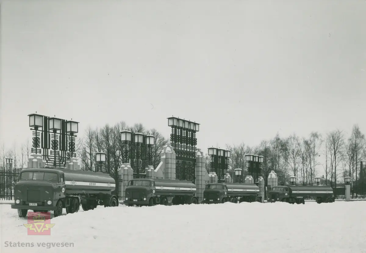 Fire FWD tankbiler  kjennetegn A-35164,  A-35161,  A-35163 og A-35162.
"Esso kjøpte fire FWD bulldog med firehjulstrekk, men eierne i USA var ikke begeistret. Kjøresjefen her i Norge ble kalt inn på teppet. Å drive oljetransport med firehjulstrekkere kan da ikke være nødvendig, det gjør vi ikke engang i Amerika, mente amerikanerne." Jf. "Familiefirmaet-utenom allfarvei/2000 årsboken." Colbjørnsen & Co A/S, av Bjørn Ausjen Johannessen."