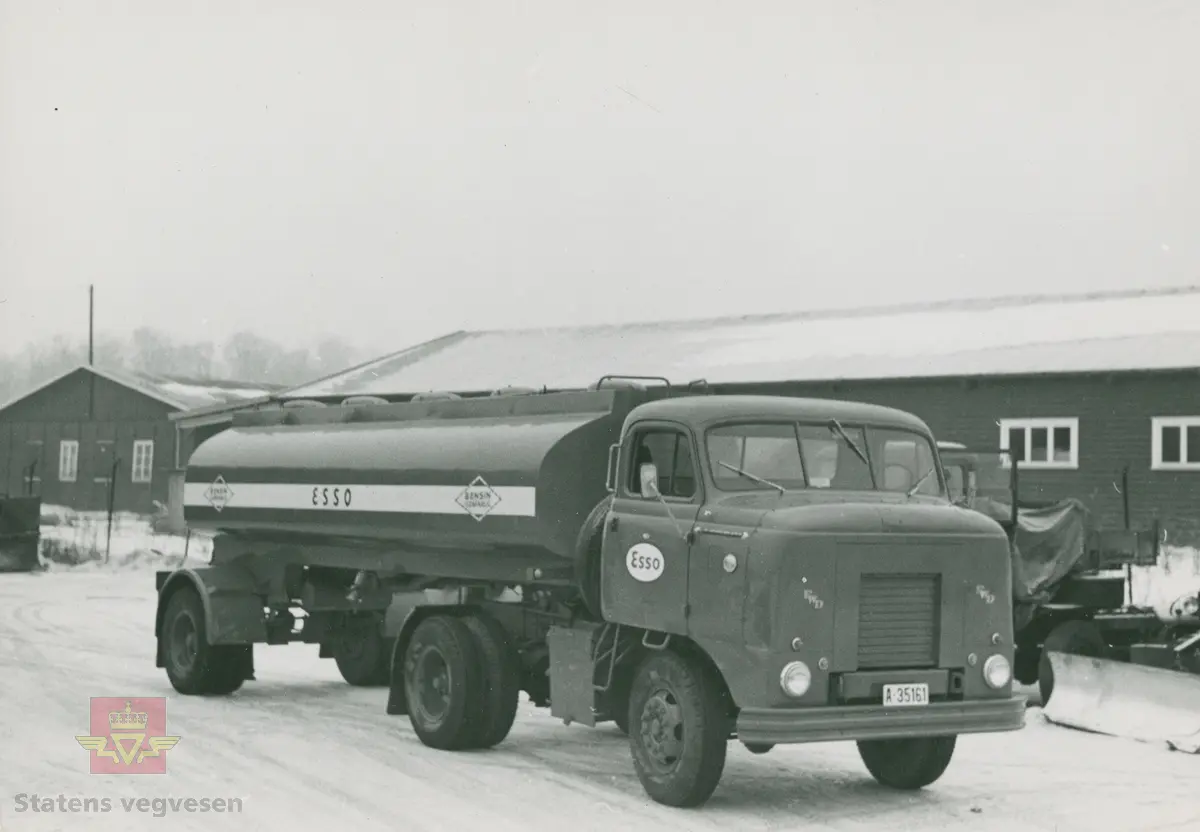 Fire FWD tankbiler  kjennetegn A-35164,  A-35161,  A-35163 og A-35162.
"Esso kjøpte fire FWD bulldog med firehjulstrekk, men eierne i USA var ikke begeistret. Kjøresjefen her i Norge ble kalt inn på teppet. Å drive oljetransport med firehjulstrekkere kan da ikke være nødvendig, det gjør vi ikke engang i Amerika, mente amerikanerne." Jf. "Familiefirmaet-utenom allfarvei/2000 årsboken." Colbjørnsen & Co A/S, av Bjørn Ausjen Johannessen."