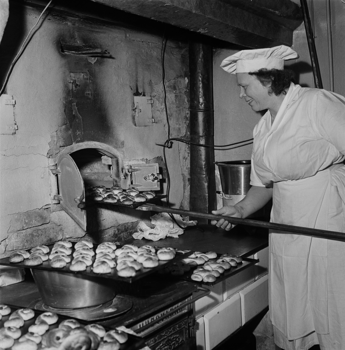 "Jularbetande personer", bakning av lussekatter, Uppsala 1957