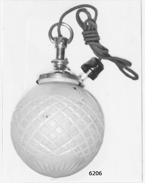 Klotformad gul lampa med stickkontakt.