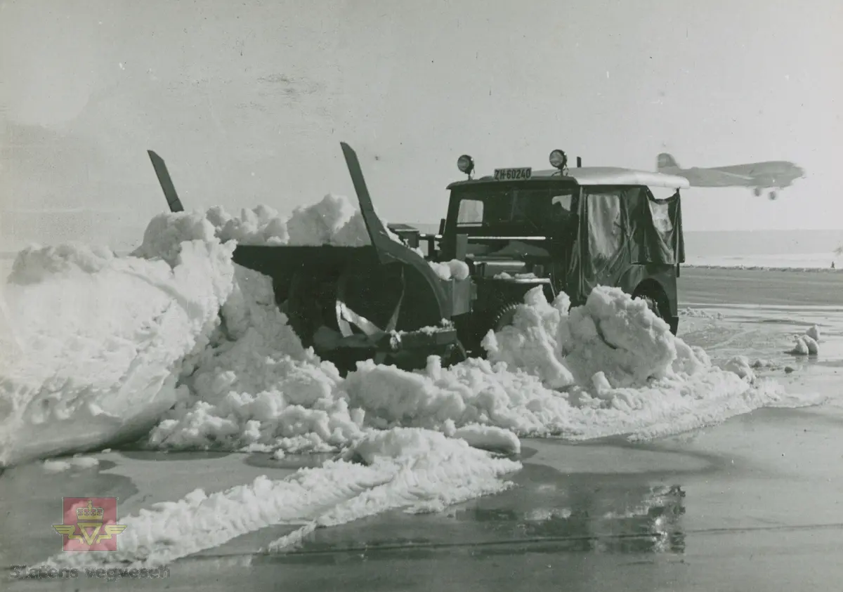 Demonstrasjoner og snøfresing på flyplass sannsynligvis nær Davos i Sveits. Kjennemerke på Willy's Jeep ZH-60240.